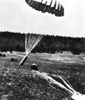 PARACHUTAGE DE CONTAINERS